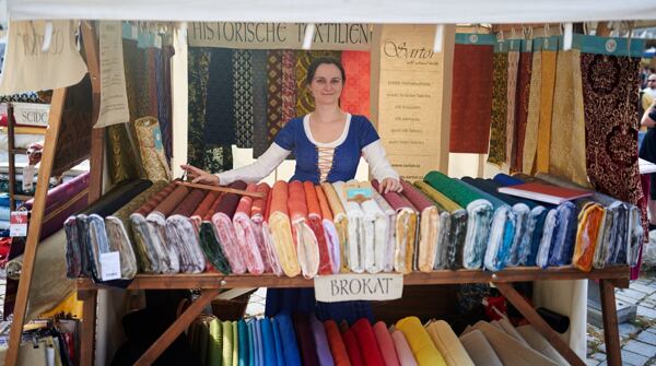 As a silk merchant with broad offer of brocades, linen and silks for medieval costumes, Sartor has literally traveled around the world medieval battle, historical reenactments, medieval tournaments
