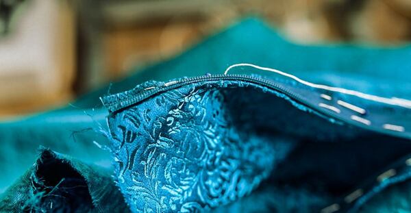 How to make a circle skirt—placing an invisible zipper