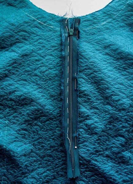 How to make a circle skirt — pinning the other half of the zipper