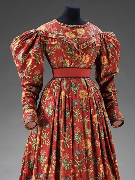 Floral cotton dress, 1830. The dyes were evidently made from madder root (the vibrant “Turkey” red) and indigo. A closer look (additional photographs and a full description are available on the V&A website) reveals numerous printing flaws, including poor color registration.